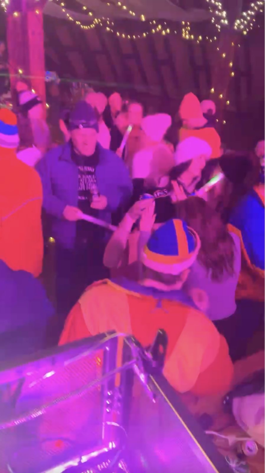 Publik med glowsticks och höjda armar när energin lyfter under en afterski-fest